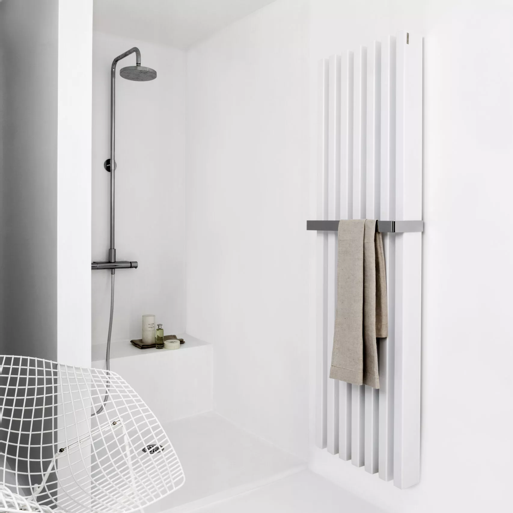 Tubes Radiatori SOHO BATHROOM elektrischer Design-Heizkörper mit 7 vertikalen Elementen und verchromtem Handtuchhalter, Höhe: 180cm, Breite: 44,8cm, weiß matt-SHVBELC#180007ST9010COP90100CRO Tubes Radiatori SOHO BATHROOM elektrischer Design-Heizkörper mit 7 vertikalen Elementen und verchromtem Handtuchhalter, Höhe: 180cm, Breite: 44,8cm, weiß matt-SHVBELC#180007ST9010COP90100CRO