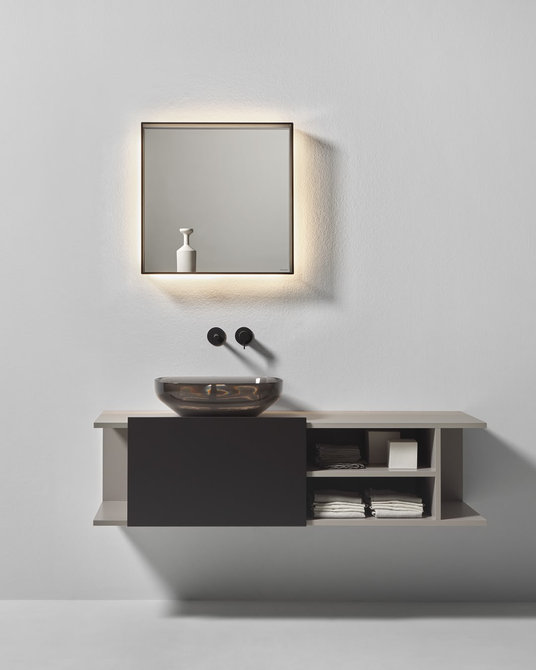 antoniolupi TECA quadratischer LED-Spiegel, 60x60cm, Lichtfarbe: 3000K, warmweiß, Rahmen aus transparentem Glas in fumé-TECA-3000-FUMÉ