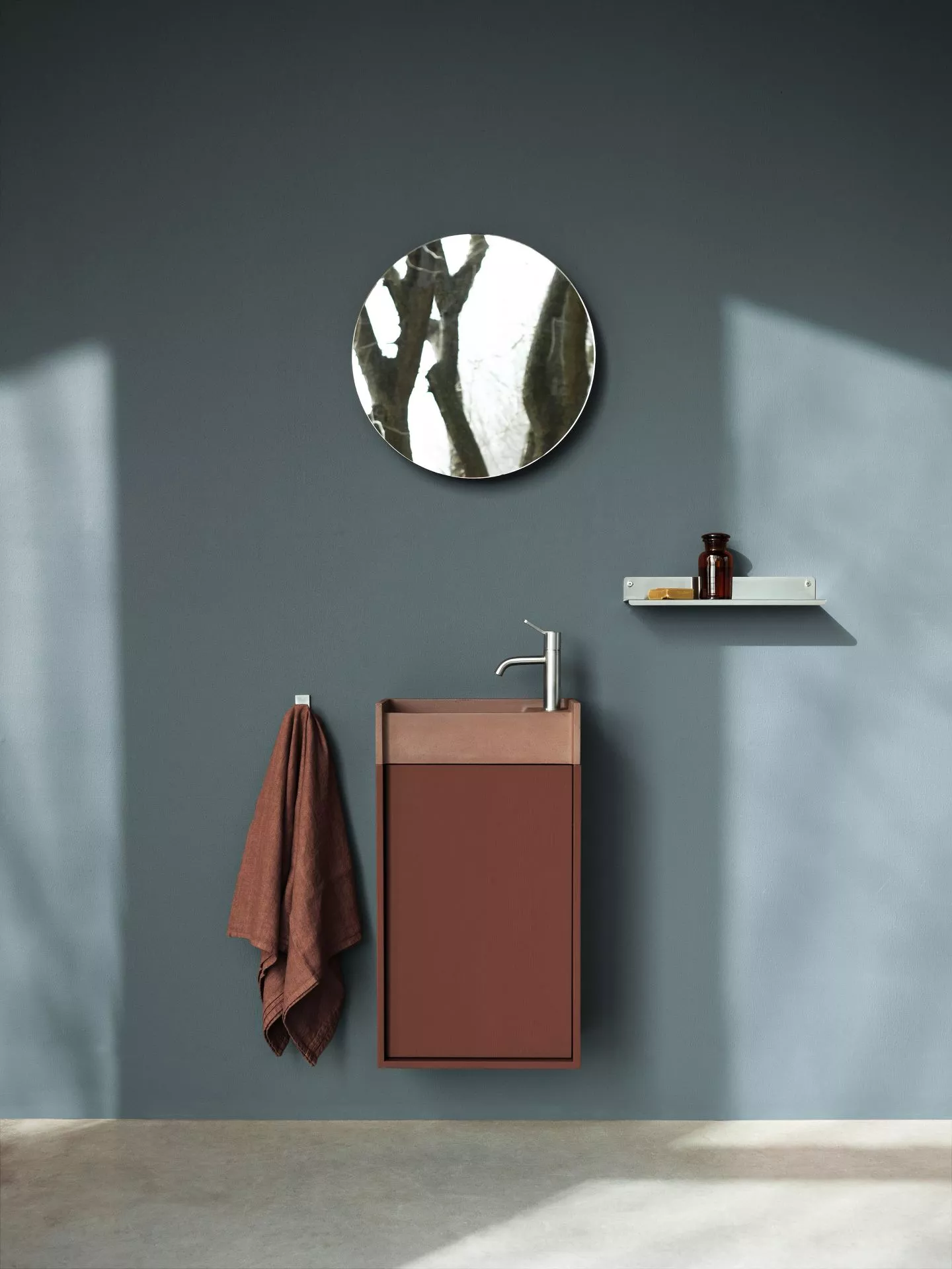 Agape VENTIQUARANTA wandhängender Waschtisch mit Becken aus Zement und Schrank aus lackiertem Holz, Breite: 40cm, Tiefe: 22,8cm, Höhe: 72cm, mit einer Klapptür mit Stoff-Wäschesack, mit Hahnloch, inkl. Ablaufgarnitur, ziegelrot - ACER2040OR730+AMOB2040O Agape VENTIQUARANTA wandhängender Waschtisch mit Becken aus Zement und Schrank aus lackiertem Holz, Breite: 40cm, Tiefe: 22,8cm, Höhe: 72cm, mit einer Klapptür mit Stoff-Wäschesack, mit Hahnloch, inkl. Ablaufgarnitur, ziegelrot - ACER2040OR730+AMOB2040O