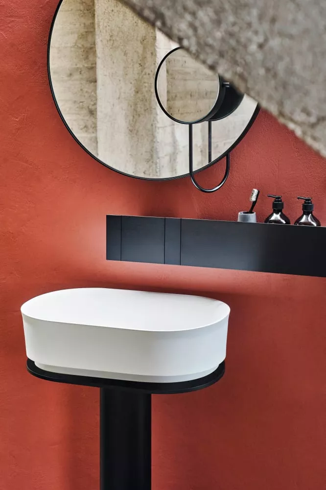 Agape IMMERSION freistehendes Waschbecken mit Bodenablauf, Breite: 60cm, Tiefe: 40cm, Höhe: 85,5cm, inklusive Ablaufgarnitur, Säule aus schwarz matt lackiertem Metall, Becken aus Cristalplant®, weiß matt - ACER0708PZZ+ACER0709E