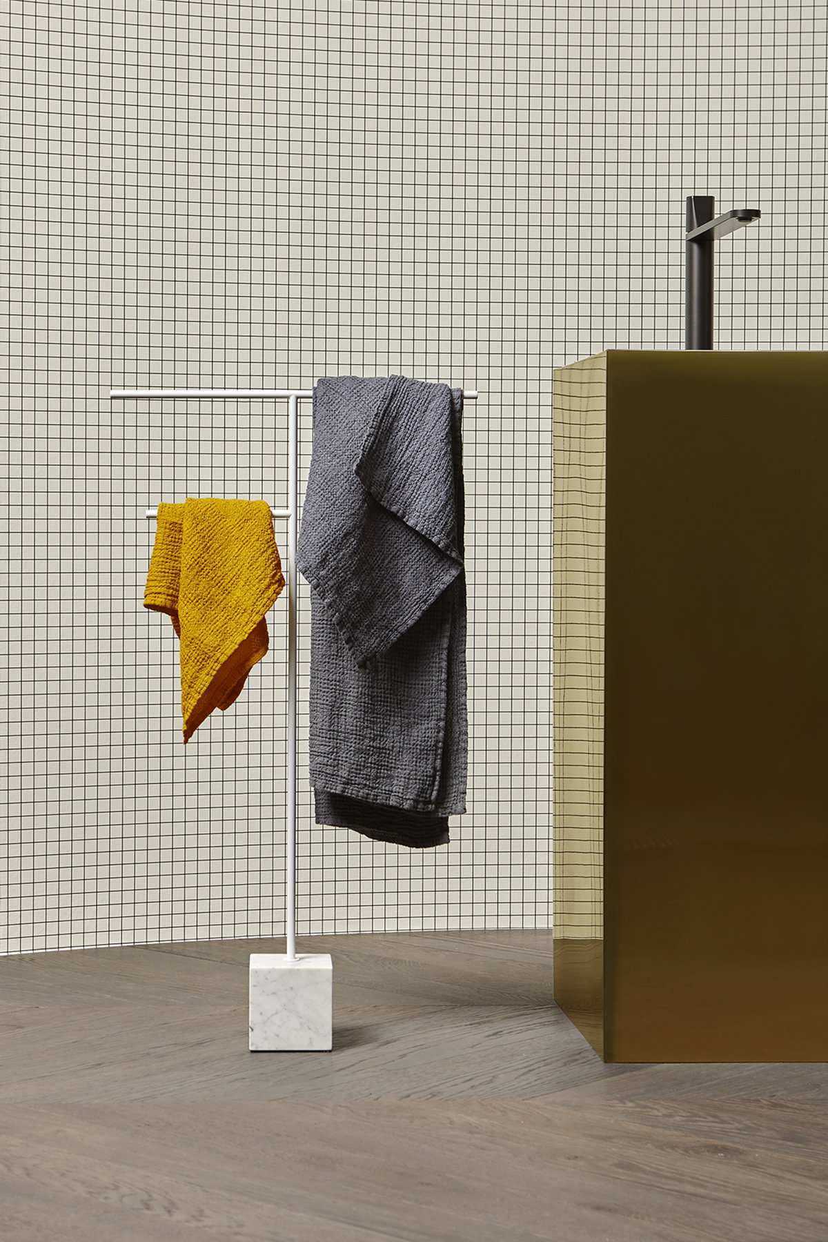 antoniolupi BIVIO Handtuchständer mit Basis aus Naturstein bianco carrara, Struktur aus Messing, weiß matt - BIVIO3-5-MC