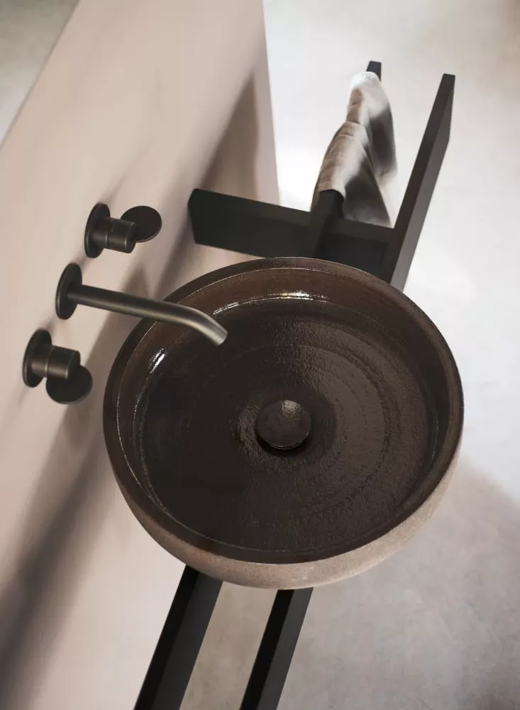 Agape CENOTE flaches Aufsatzbecken aus Ton, Durchmesser: 45cm, inklusive Ablaufgarnitur, dunkler Ton, weitere Farben auf Anfrage möglich - ACER0450TSST