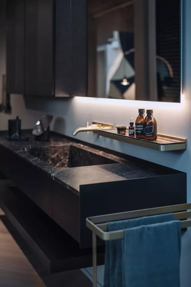 Agape DR Waschtisch zur Wandmontage mit Top und integriertem Waschbecken, Breite: 140,6cm, Tiefe: 50cm, Höhe: 25cm, Waschbecken rechts, Schublade links, Struktur und Front aus Messing brüniert gebürstet, Top aus Naturstein emperador dark - ADRP14DBREDRUBR