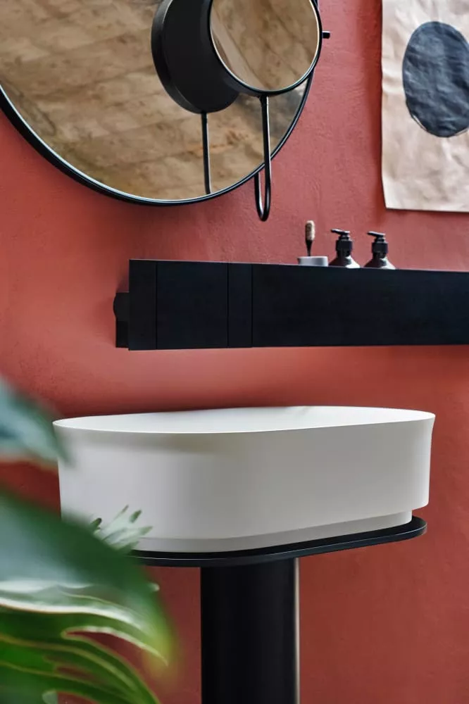 Agape IMMERSION freistehendes Waschbecken mit Bodenablauf, Breite: 60cm, Tiefe: 40cm, Höhe: 85,5cm, inklusive Ablaufgarnitur, Säule aus schwarz matt lackiertem Metall, Becken aus Cristalplant®, weiß matt - ACER0708PZZ+ACER0709E