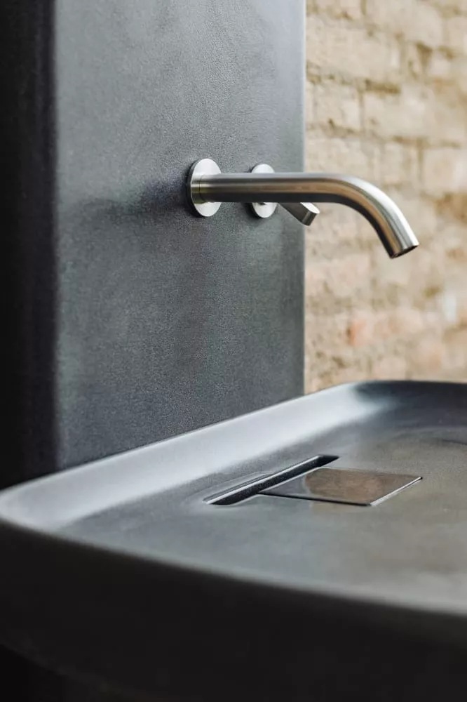 Agape PETRA Wandbecken mit Säule aus Zement, Breite: 64cm, Tiefe: 52cm, Höhe: 89,5cm, inklusive Halterung AKIT094C, Säule und Wandbecken in dunkelgrau - ACER092180+ACER096180+AKIT094C