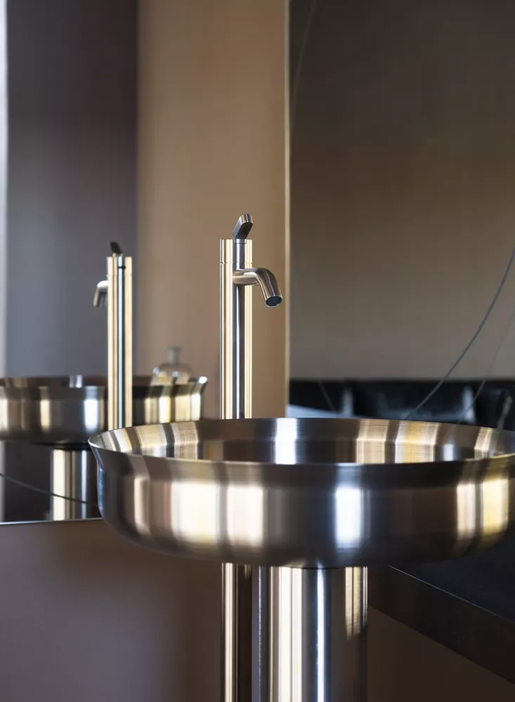 Agape UNDICI INBOX freistehendes Waschbecken mit rundem Aufsatzbecken aus Edelstahl, Durchmesser: 47cm, Höhe: 90cm, Wandablauf, inklusive Ablaufgarnitur, edelstahl gebürstet - ACER0380CMSPSP Agape UNDICI INBOX freistehendes Waschbecken mit rundem Aufsatzbecken aus Edelstahl, Durchmesser: 47cm, Höhe: 90cm, Wandablauf, inklusive Ablaufgarnitur, edelstahl gebürstet - ACER0380CMSPSP