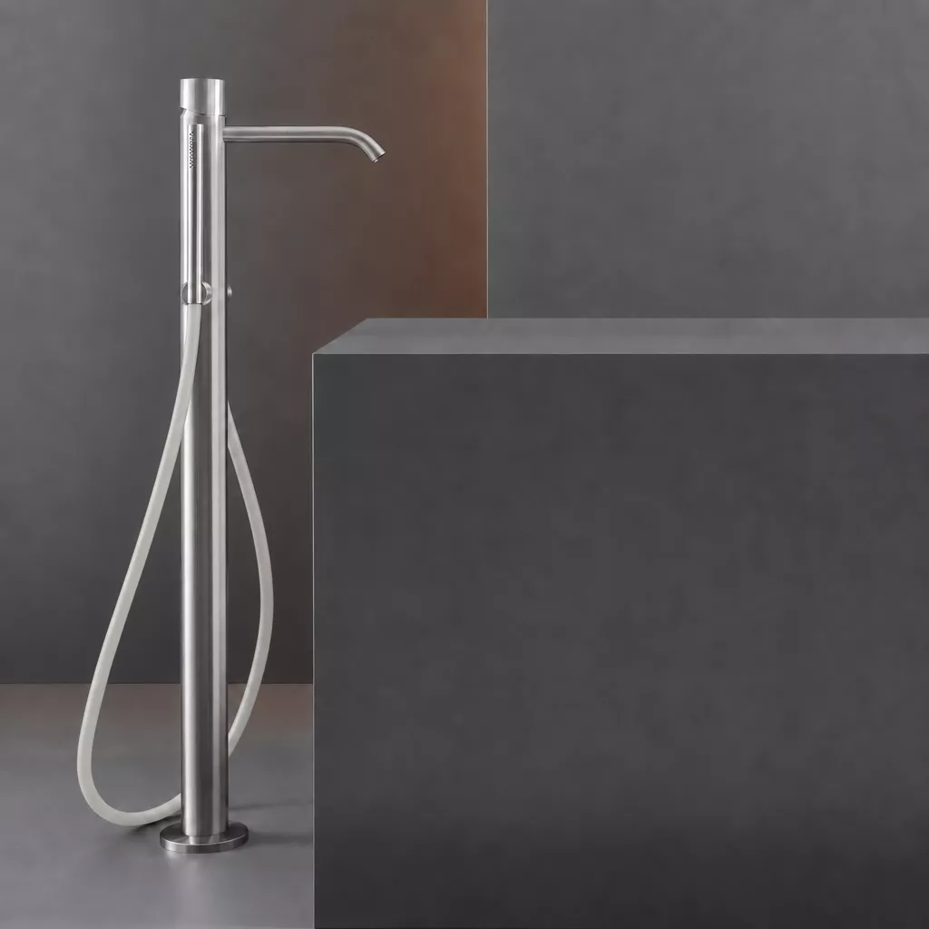 cea GIOTTO PLUS freistehender Badewannen-Eingriffmischer mit Stabhandbrause, high water flow, Höhe: 870mm, Schlauchfarbe seidengrau nach RAL 7044, edelstahl satiniert - GIO98SGS cea GIOTTO PLUS freistehender Badewannen-Eingriffmischer mit Stabhandbrause, high water flow, Höhe: 870mm, Schlauchfarbe seidengrau nach RAL 7044, edelstahl satiniert - GIO98SGS