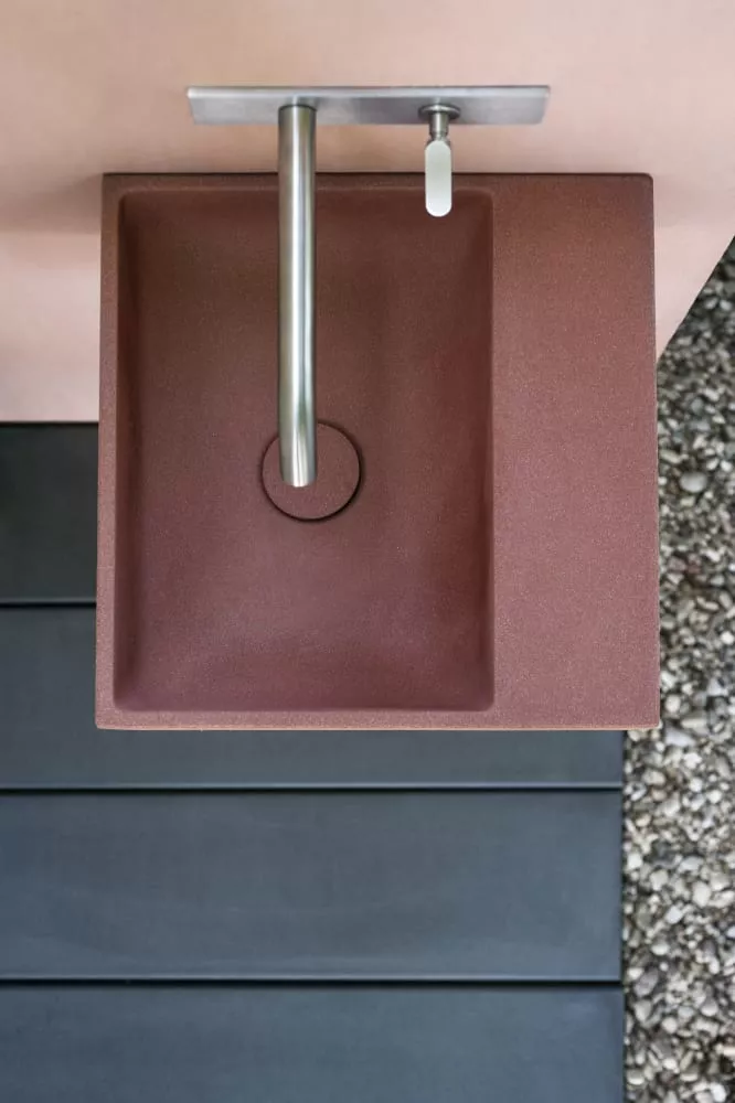 Agape HANDWASH quadratisches Wandbecken aus Zement mit seitlichem Ablagefach, Breite: 36cm, Höhe: 15cm, inklusive Ablaufgarnitur, mit Hahnloch, ziegelrot - ACER09951RE730