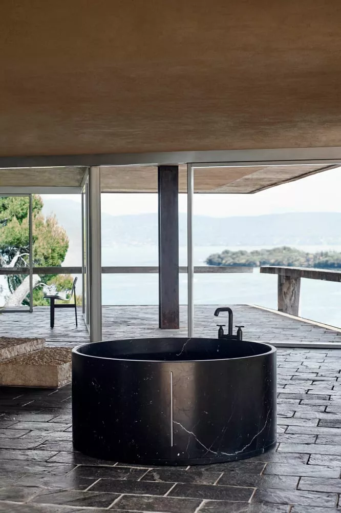 Agape IN-OUT freistehende Badewanne aus Naturstein, Durchmesser: 129,4cm, Höhe: 58cm, nero marquinia - AVAS1041NM Agape IN-OUT freistehende Badewanne aus Naturstein, Durchmesser: 129,4cm, Höhe: 58cm, nero marquinia - AVAS1041NM