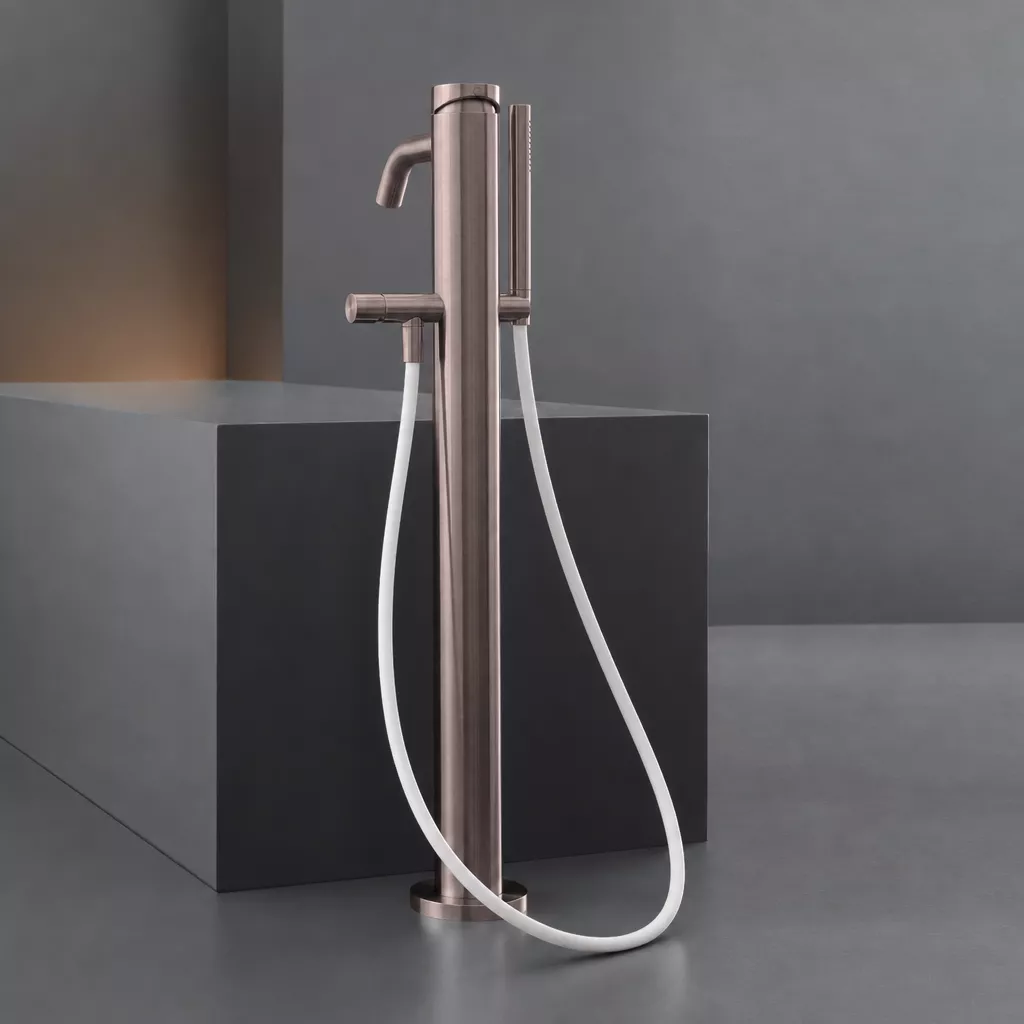 cea MIL 99 freistehender Badewannen-Eingriffmischer mit Stabhandbrause, high water flow, Höhe: 850mm, Schlauchfarbe weiß nach RAL 9016, bronze satiniert - MIL99WZS cea MIL 99 freistehender Badewannen-Eingriffmischer mit Stabhandbrause, high water flow, Höhe: 850mm, Schlauchfarbe weiß nach RAL 9016, bronze satiniert - MIL99WZS