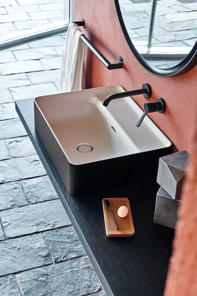 Agape MARSIGLIA Aufsatzbecken aus Cristalplant®, Breite: 60cm, Tiefe: 47cm, Höhe: 16cm, inklusive Ablaufgarnitur, mit 3 Hahnlöchern, Farbe außen dunkelgrau, Farbe innen weiß matt - ACER0705P3RZG