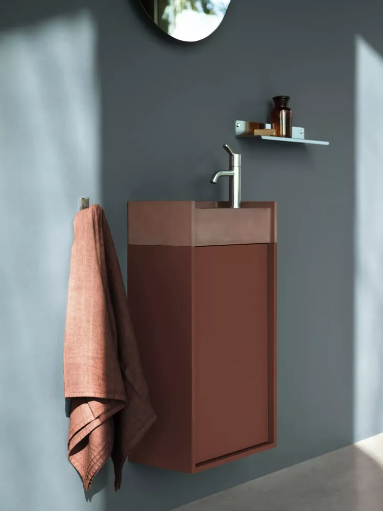 Agape VENTIQUARANTA wandhängender Waschtisch mit Becken aus Zement und Schrank aus lackiertem Holz, Breite: 40cm, Tiefe: 22,8cm, Höhe: 72cm, mit einer Klapptür mit Stoff-Wäschesack, mit Hahnloch, inkl. Ablaufgarnitur, ziegelrot - ACER2040OR730+AMOB2040O Agape VENTIQUARANTA wandhängender Waschtisch mit Becken aus Zement und Schrank aus lackiertem Holz, Breite: 40cm, Tiefe: 22,8cm, Höhe: 72cm, mit einer Klapptür mit Stoff-Wäschesack, mit Hahnloch, inkl. Ablaufgarnitur, ziegelrot - ACER2040OR730+AMOB2040O