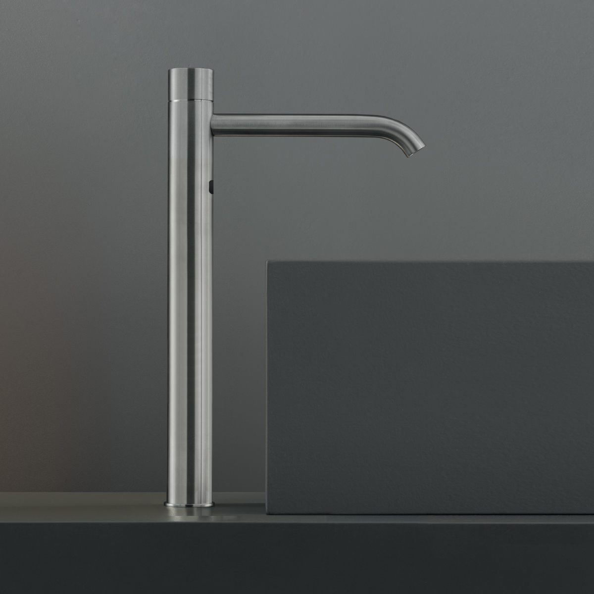 cea MIL 018 berührungslose Waschtischarmatur mit Temperaturregulierung, H:355mm, edelstahl satiniert-MIL018S