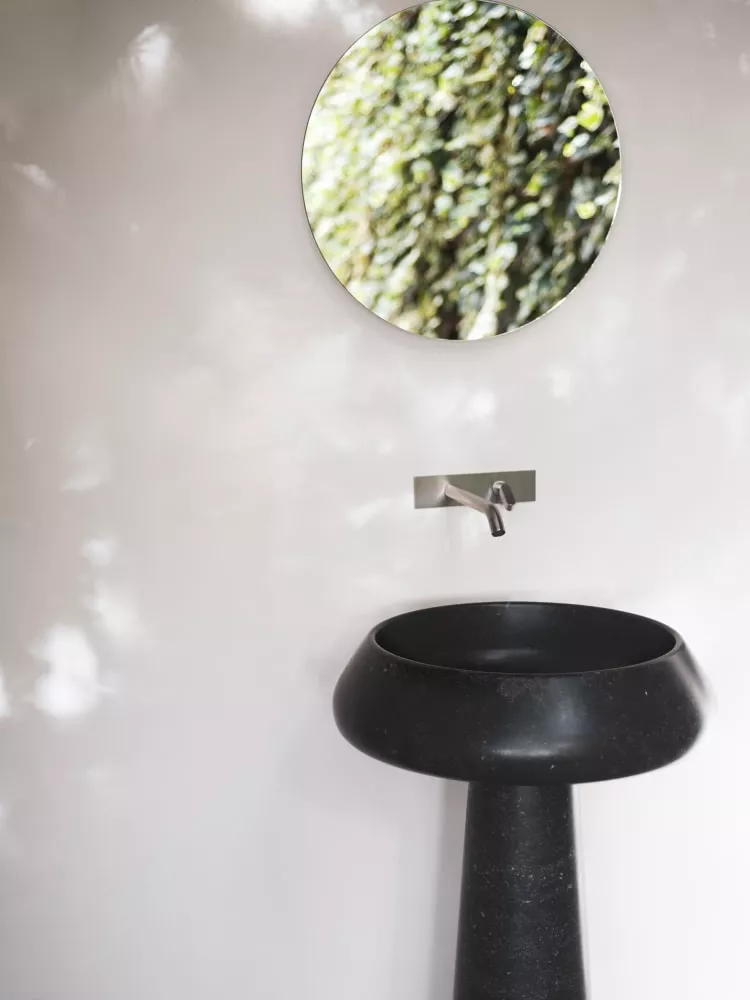 Agape BJHON 2 freistehendes Waschbecken aus Naturstein für Wandablauf, Durchmesser: 54,5cm, Höhe: 90cm, inklusive Ablaufgarnitur, petit granit - ACER1088MPG