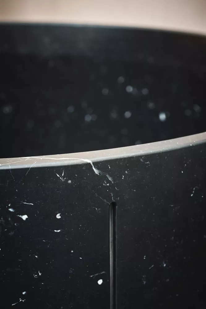 Agape IN-OUT freistehende Badewanne aus Naturstein, Durchmesser: 129,4cm, Höhe: 58cm, nero marquinia - AVAS1041NM Agape IN-OUT freistehende Badewanne aus Naturstein, Durchmesser: 129,4cm, Höhe: 58cm, nero marquinia - AVAS1041NM