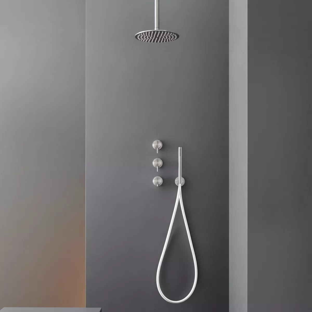 cea MIL 90 Brausegarnitur mit integriertem Brausehalter und Stabhandbrause D:18mm, edelstahl satiniert, Schlauch weiß-MIL90WS