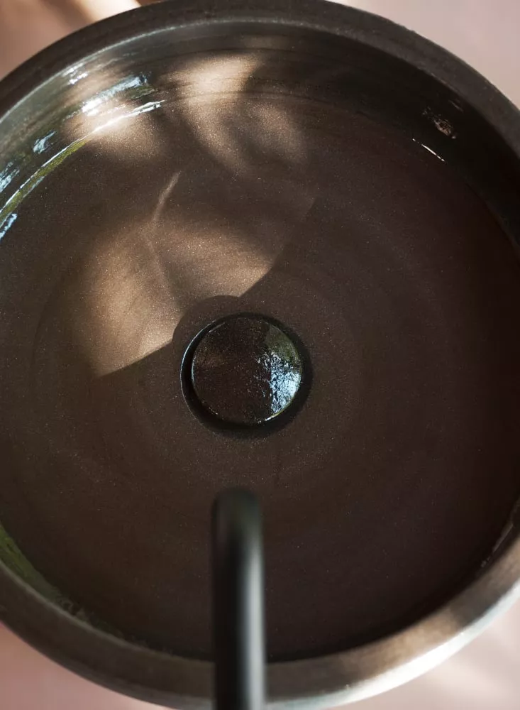 Agape CENOTE freistehendes Waschbecken aus Ton mit tiefem Becken und Bodenablauf, Durchmesser: 42cm, inklusive Ablaufgarnitur, dunkler Ton, weitere Farben und als Wandablauf-Version auf Anfrage möglich - ACER0421FTSST