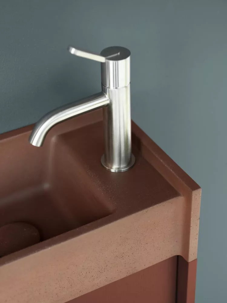 Agape VENTIQUARANTA wandhängender Waschtisch mit Becken aus Zement und Schrank aus lackiertem Holz, Breite: 40cm, Tiefe: 22,8cm, Höhe: 72cm, mit einer Klapptür mit Stoff-Wäschesack, mit Hahnloch, inkl. Ablaufgarnitur, ziegelrot - ACER2040OR730+AMOB2040O Agape VENTIQUARANTA wandhängender Waschtisch mit Becken aus Zement und Schrank aus lackiertem Holz, Breite: 40cm, Tiefe: 22,8cm, Höhe: 72cm, mit einer Klapptür mit Stoff-Wäschesack, mit Hahnloch, inkl. Ablaufgarnitur, ziegelrot - ACER2040OR730+AMOB2040O