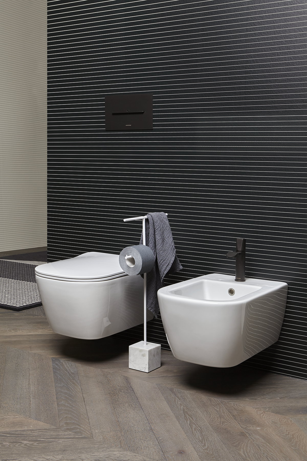 antoniolupi BIVIO Handtuchständer und Toilettenpapierhalter mit Basis aus Naturstein bianco carrara, Struktur aus Messing, weiß matt - BIVIO2-5-MC