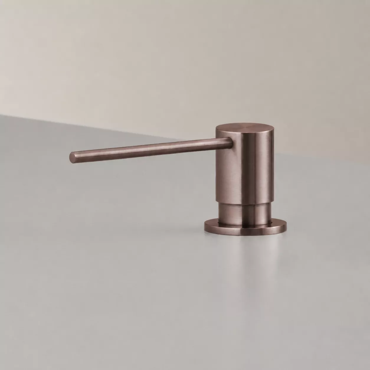 ceadesign DOS Seifenspender zur Tischmontage, bronze satiniert - DOS07ZS ceadesign DOS Seifenspender zur Tischmontage, bronze satiniert - DOS07ZS