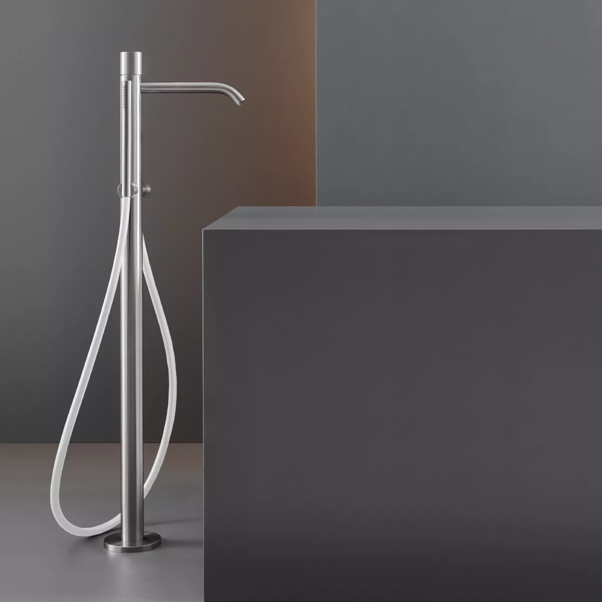 cea GIOTTO PLUS freistehender Badewannen-Eingriffmischer mit Stabhandbrause, H:870mm, edelstahl satiniert, Schlauchfarbe weiß-GIO97WS
