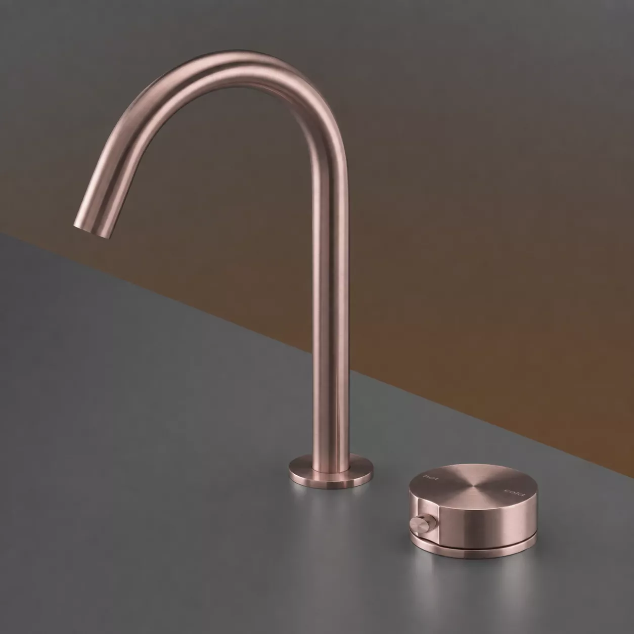 cea GIOTTO PLUS Zweiloch-Eingriffmischer mit Mengenregulierungs-Zapfen und Schwenkauslauf, Höhe: 235mm, bronze satiniert - GIO75ZS cea GIOTTO PLUS Zweiloch-Eingriffmischer mit Mengenregulierungs-Zapfen und Schwenkauslauf, Höhe: 235mm, bronze satiniert - GIO75ZS