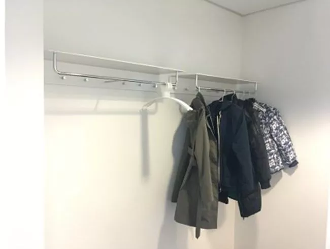 Frost Denmark UNU & BUKTO Wandgarderobe mit Stange und 6 Haken-U4017-W