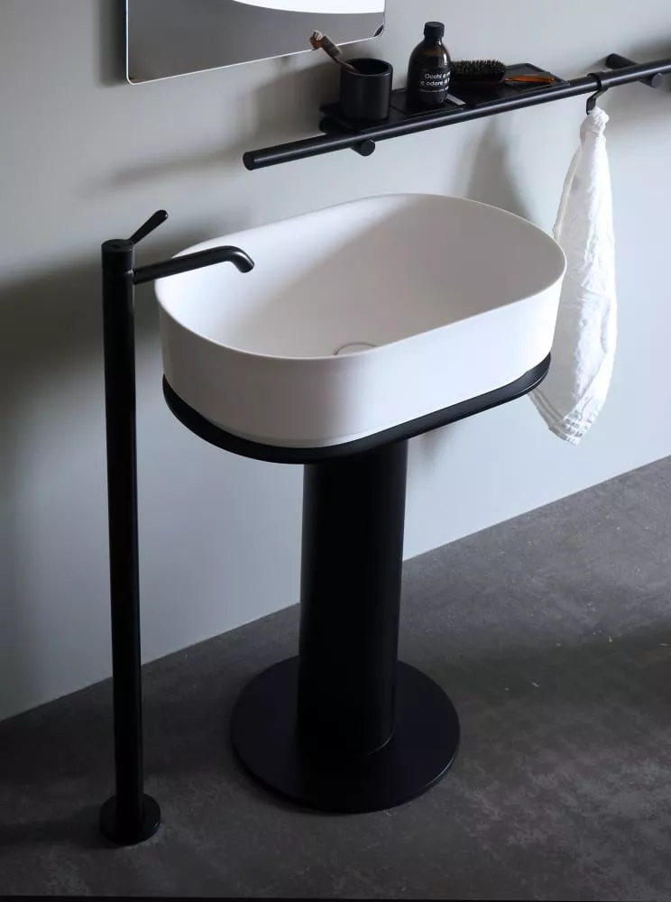 Agape IMMERSION freistehendes Waschbecken mit Bodenablauf, Breite: 60cm, Tiefe: 40cm, Höhe: 85,5cm, inklusive Ablaufgarnitur, Säule aus schwarz matt lackiertem Metall, Becken aus Cristalplant®, weiß matt - ACER0708PZZ+ACER0709E