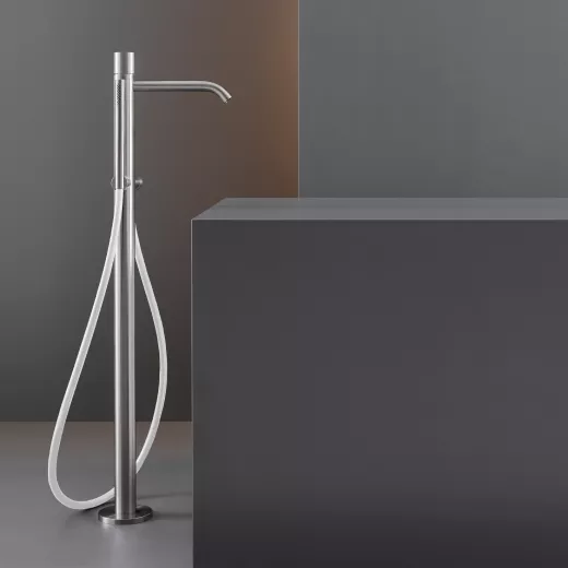 cea GIOTTO PLUS freistehender Badewannen-Eingriffmischer mit Stabhandbrause, H:870mm, edelstahl satiniert, Schlauchfarbe weiß-GIO97WS