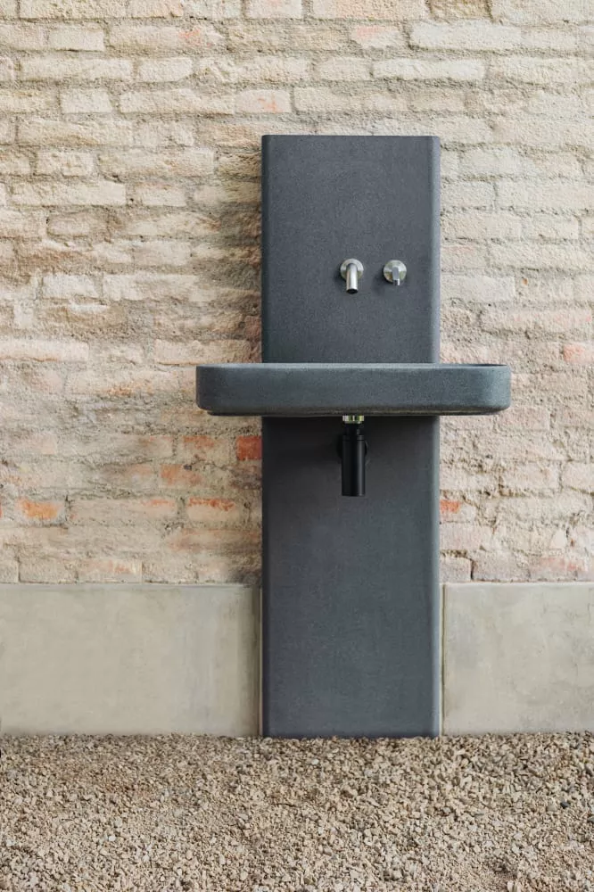 Agape PETRA Wandbecken mit Säule aus Zement, Breite: 64cm, Tiefe: 52cm, Höhe: 89,5cm, inklusive Halterung AKIT094C, Säule und Wandbecken in dunkelgrau - ACER092180+ACER096180+AKIT094C