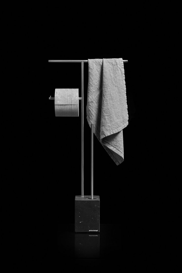 antoniolupi BIVIOCOMBI Handtuchständer, Toilettenpapierhalter und Bürstenhalter mit Basis aus Naturstein bianco carrara, Struktur aus Messing, weiß matt - BIVIOCOMBI2-5-MC