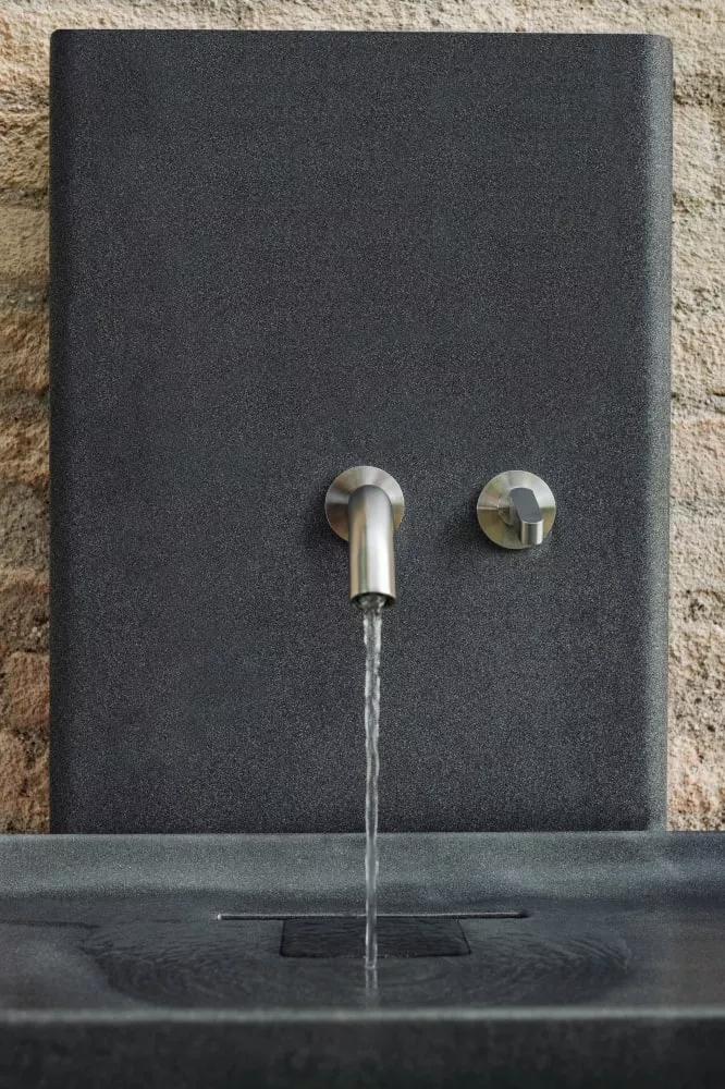 Agape PETRA Wandbecken mit Säule aus Zement, Breite: 64cm, Tiefe: 52cm, Höhe: 89,5cm, inklusive Halterung AKIT094C, Säule und Wandbecken in dunkelgrau - ACER092180+ACER096180+AKIT094C