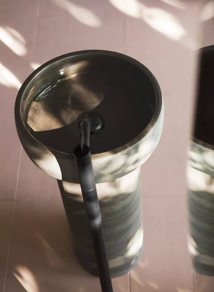 Agape CENOTE freistehendes Waschbecken aus Ton mit tiefem Becken und Bodenablauf, Durchmesser: 42cm, inklusive Ablaufgarnitur, dunkler Ton, weitere Farben und als Wandablauf-Version auf Anfrage möglich - ACER0421FTSST