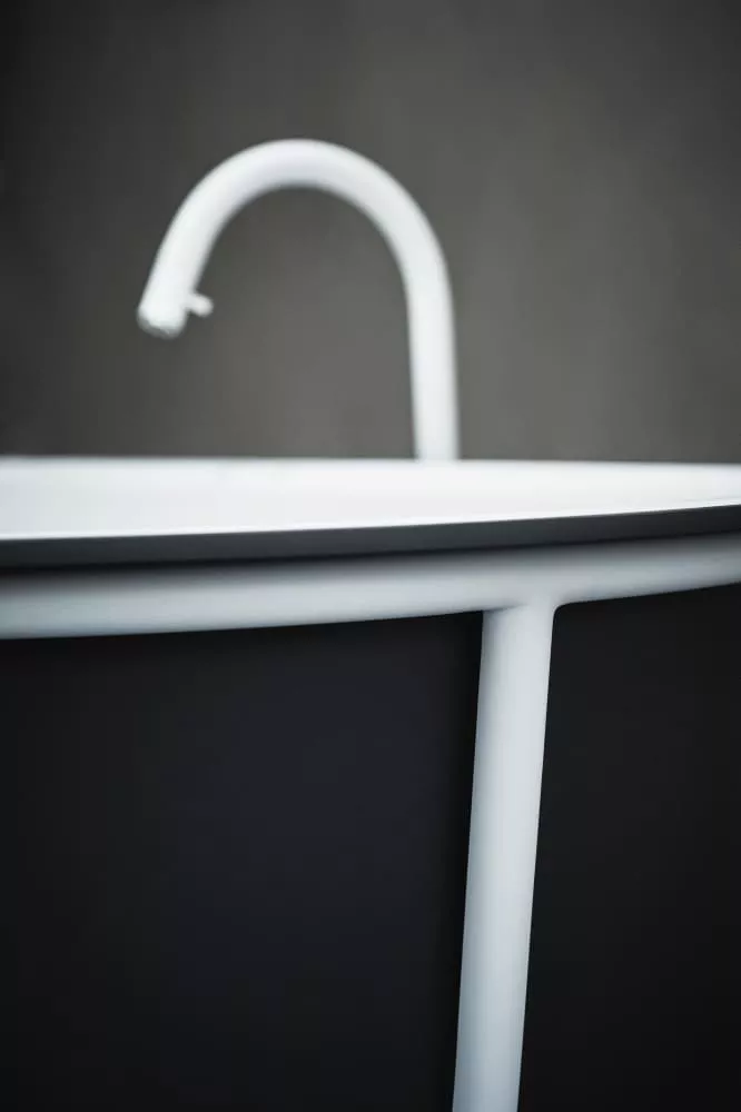 Agape CUNA freistehende Badewanne aus Solid Surface, Breite: 165,5cm, Tiefe: 78,5cm, Höhe: 52cm, inklusive Ablaufgarnitur, Gestell aus rostfreiem Stahl in weiß matt, Wanneninnenraum weiß matt, außen dunkelgrau - AVAS1079ZGZ Agape CUNA freistehende Badewanne aus Solid Surface, Breite: 165,5cm, Tiefe: 78,5cm, Höhe: 52cm, inklusive Ablaufgarnitur, Gestell aus rostfreiem Stahl in weiß matt, Wanneninnenraum weiß matt, außen dunkelgrau - AVAS1079ZGZ