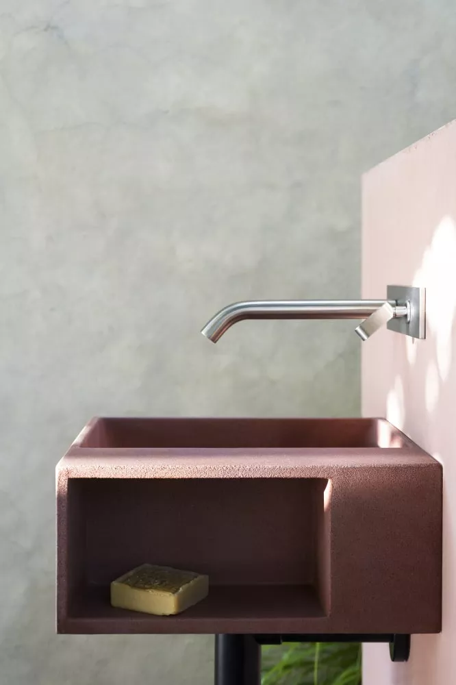 Agape HANDWASH quadratisches Wandbecken aus Zement mit seitlichem Ablagefach, Breite: 36cm, Höhe: 15cm, inklusive Ablaufgarnitur, mit Hahnloch, ziegelrot - ACER09951RE730