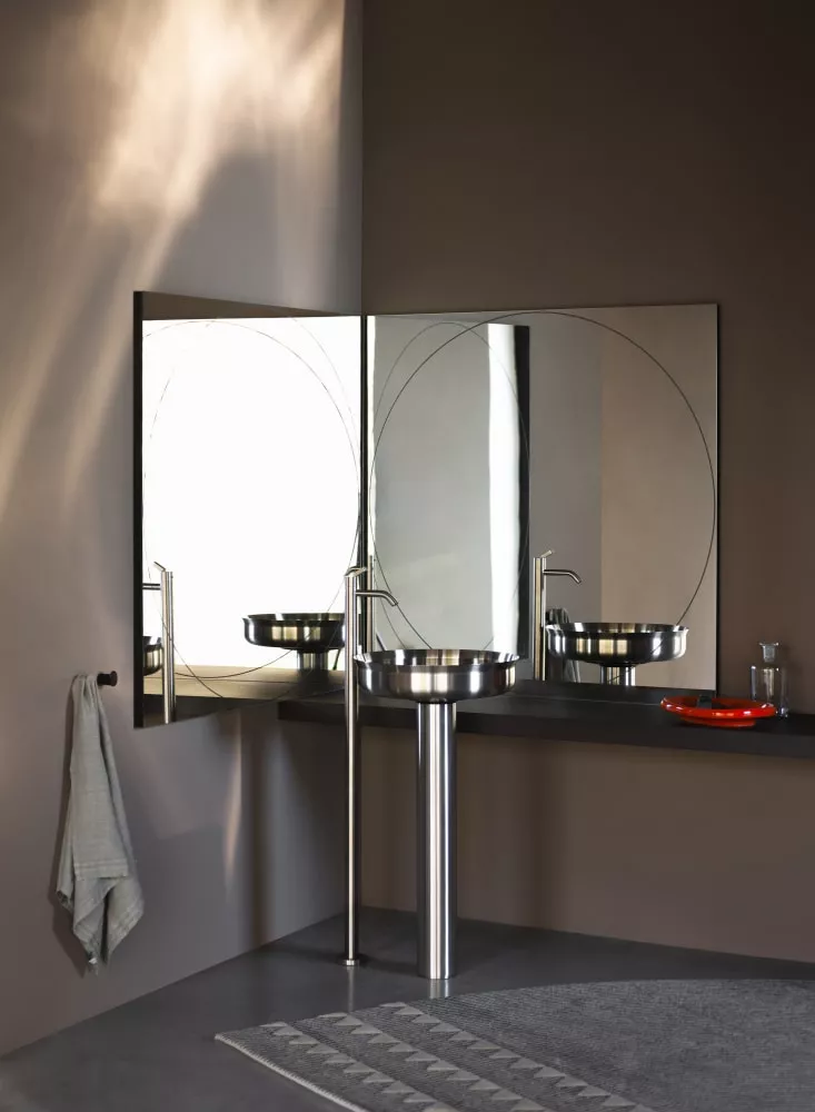 Agape UNDICI INBOX freistehendes Waschbecken mit rundem Aufsatzbecken aus Edelstahl, Durchmesser: 47cm, Höhe: 90cm, Wandablauf, inklusive Ablaufgarnitur, edelstahl gebürstet - ACER0380CMSPSP Agape UNDICI INBOX freistehendes Waschbecken mit rundem Aufsatzbecken aus Edelstahl, Durchmesser: 47cm, Höhe: 90cm, Wandablauf, inklusive Ablaufgarnitur, edelstahl gebürstet - ACER0380CMSPSP