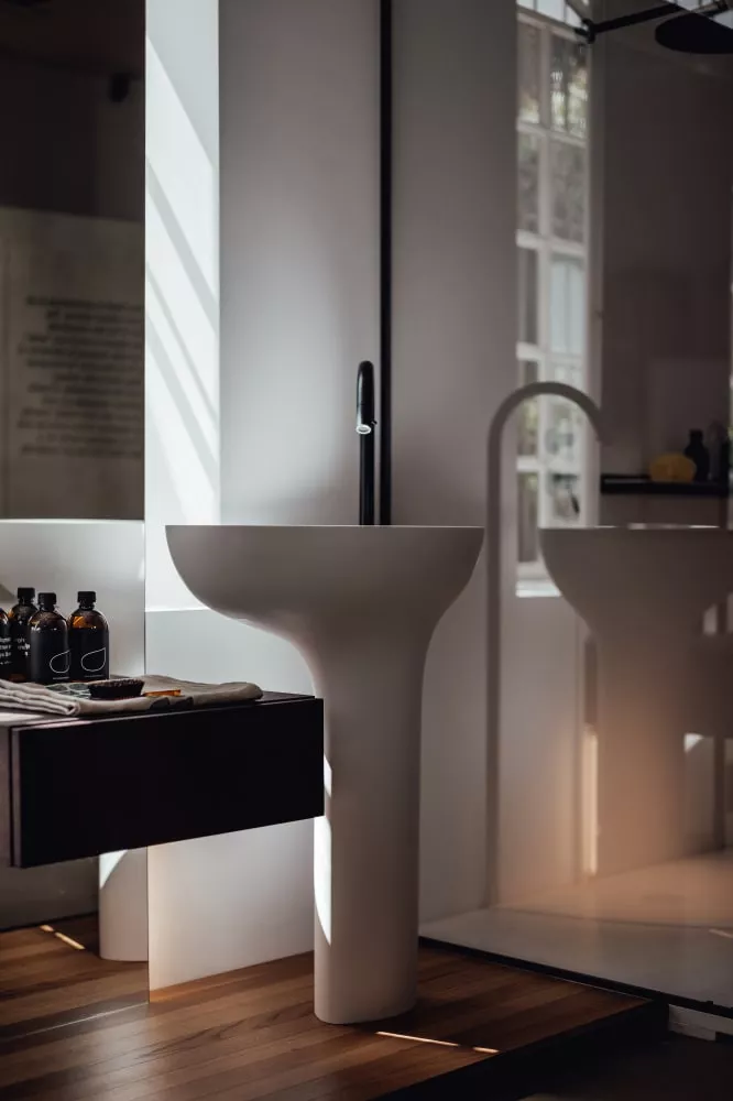 Agape DROP freistehendes Waschbecken aus Cristalplant® mit Wandablauf, Breite: 67cm, Tiefe: 44,2cm, Höhe: 85,5cm, inklusive Ablaufgarnitur, weiß matt - ACER1099MZ