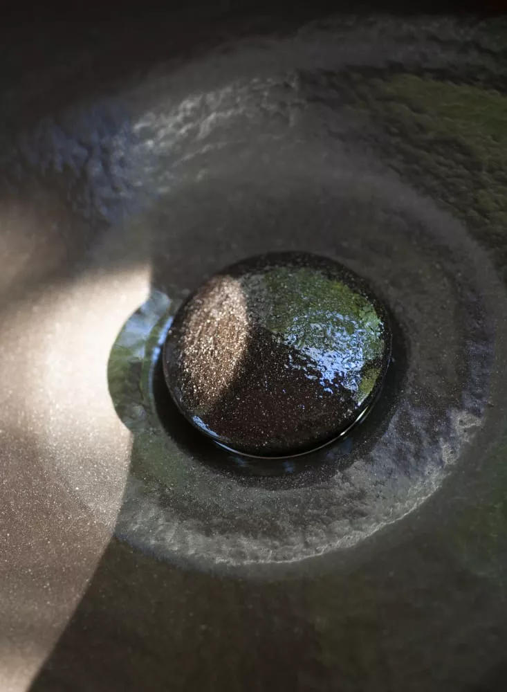 Agape CENOTE freistehendes Waschbecken aus Ton mit tiefem Becken und Bodenablauf, Durchmesser: 42cm, inklusive Ablaufgarnitur, dunkler Ton, weitere Farben und als Wandablauf-Version auf Anfrage möglich - ACER0421FTSST