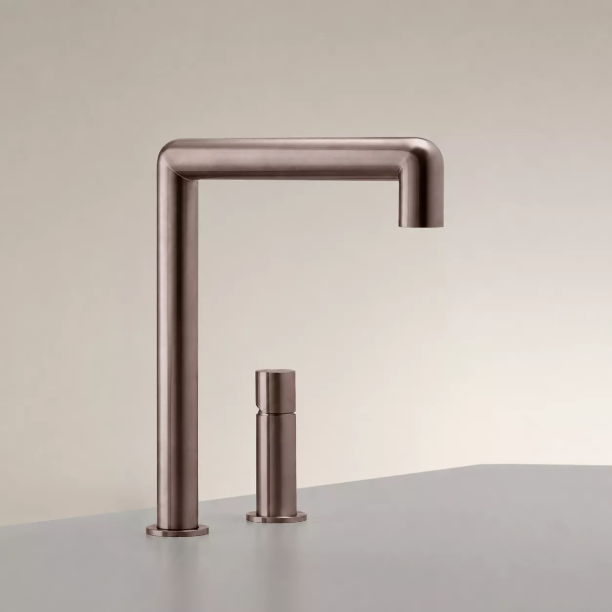 ceadesign CARTESIO Zweiloch-Mischer mit schwenkbarem Auslauf, Ausladung: 225mm, bronze satiniert - CAR06ZS ceadesign CARTESIO Zweiloch-Mischer mit schwenkbarem Auslauf, Ausladung: 225mm, bronze satiniert - CAR06ZS