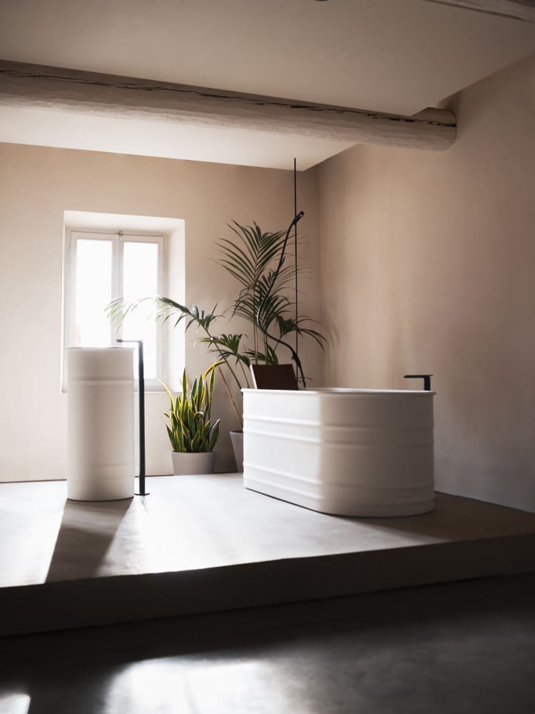 Agape VIEQUES XS freistehende Badewanne aus Edelstahl, Breite: 150cm, Tiefe: 72,6cm, Höhe: 67,5cm, mit Rückenlehne, innen weiß matt, außen weiß matt - AVAS0912ZZI