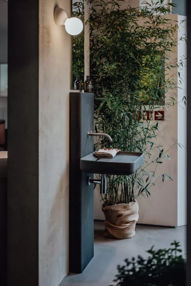 Agape PETRA Wandbecken mit Säule aus Zement, Breite: 64cm, Tiefe: 52cm, Höhe: 89,5cm, inklusive Halterung AKIT094C, Säule und Wandbecken in dunkelgrau - ACER092180+ACER096180+AKIT094C