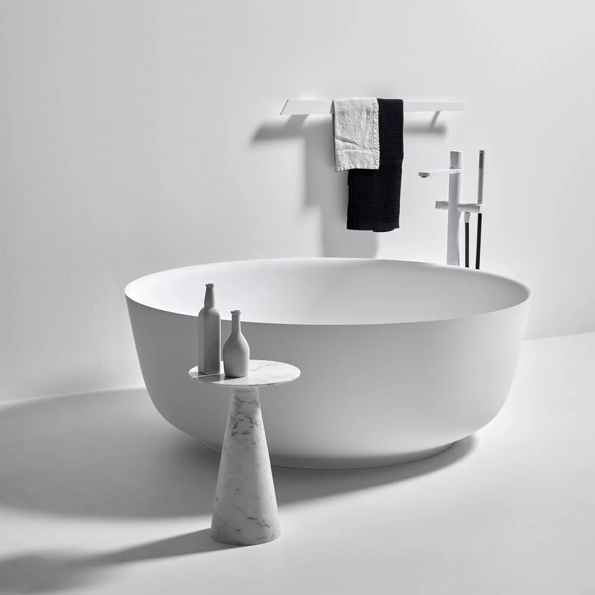 antoniolupi ORION freistehende Badewanne aus Cristalplant®, Durchmesser: 135cm, Höhe: 50cm, weiß matt - ORION135