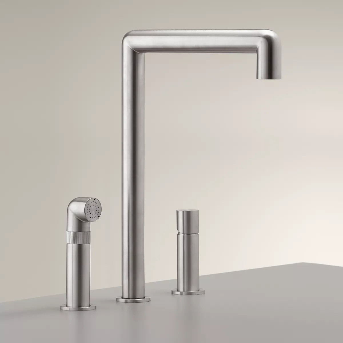 ceadesign CARTESIO Dreilocharmatur mit schwenkbarem Auslauf und herausziehbarer Handbrause, Ausladung: 225mm, automatischer Umsteller, edelstahl satiniert-CAR07S