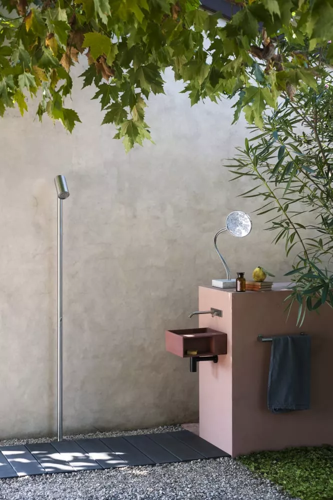 Agape HANDWASH quadratisches Wandbecken aus Zement mit seitlichem Ablagefach, Breite: 36cm, Höhe: 15cm, inklusive Ablaufgarnitur, mit Hahnloch, ziegelrot - ACER09951RE730