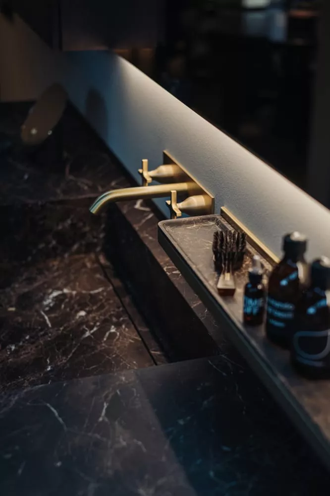 Agape DR Waschtisch zur Wandmontage mit Top und integriertem Waschbecken, Breite: 140,6cm, Tiefe: 50cm, Höhe: 25cm, Waschbecken rechts, Schublade links, Struktur und Front aus Messing brüniert gebürstet, Top aus Naturstein emperador dark - ADRP14DBREDRUBR