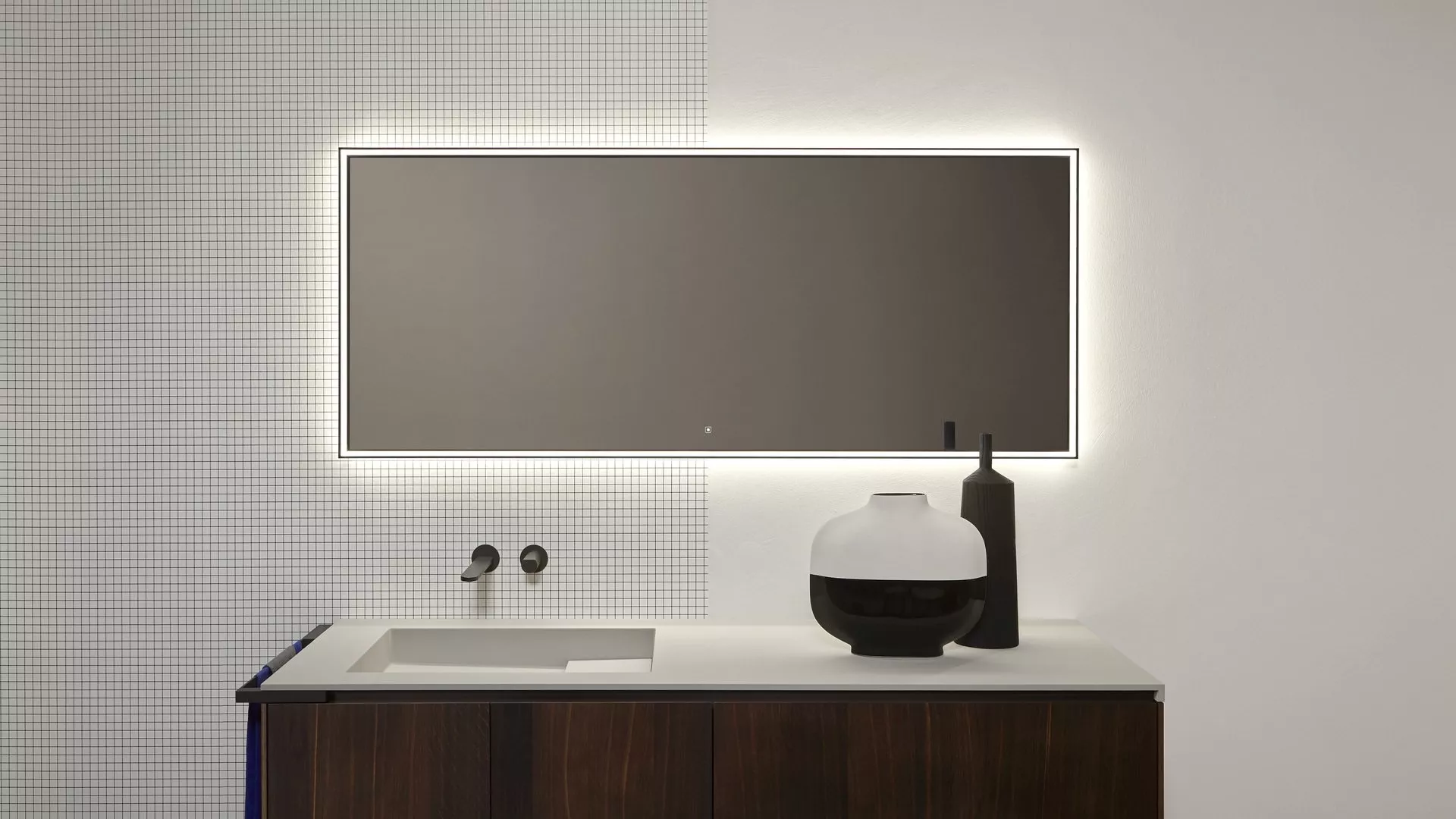 antoniolupi NASTRO rechteckiger Spiegel mit doppelter LED-Beleuchtung und Touch-Schalter zum Dimmen, Breite: 72cm, Höhe: 75cm, Lichtfarbe: 4000K, neutralweiß, Aluminiumrahmen schwarz matt-NASTRO75W72-5-NERO-4000