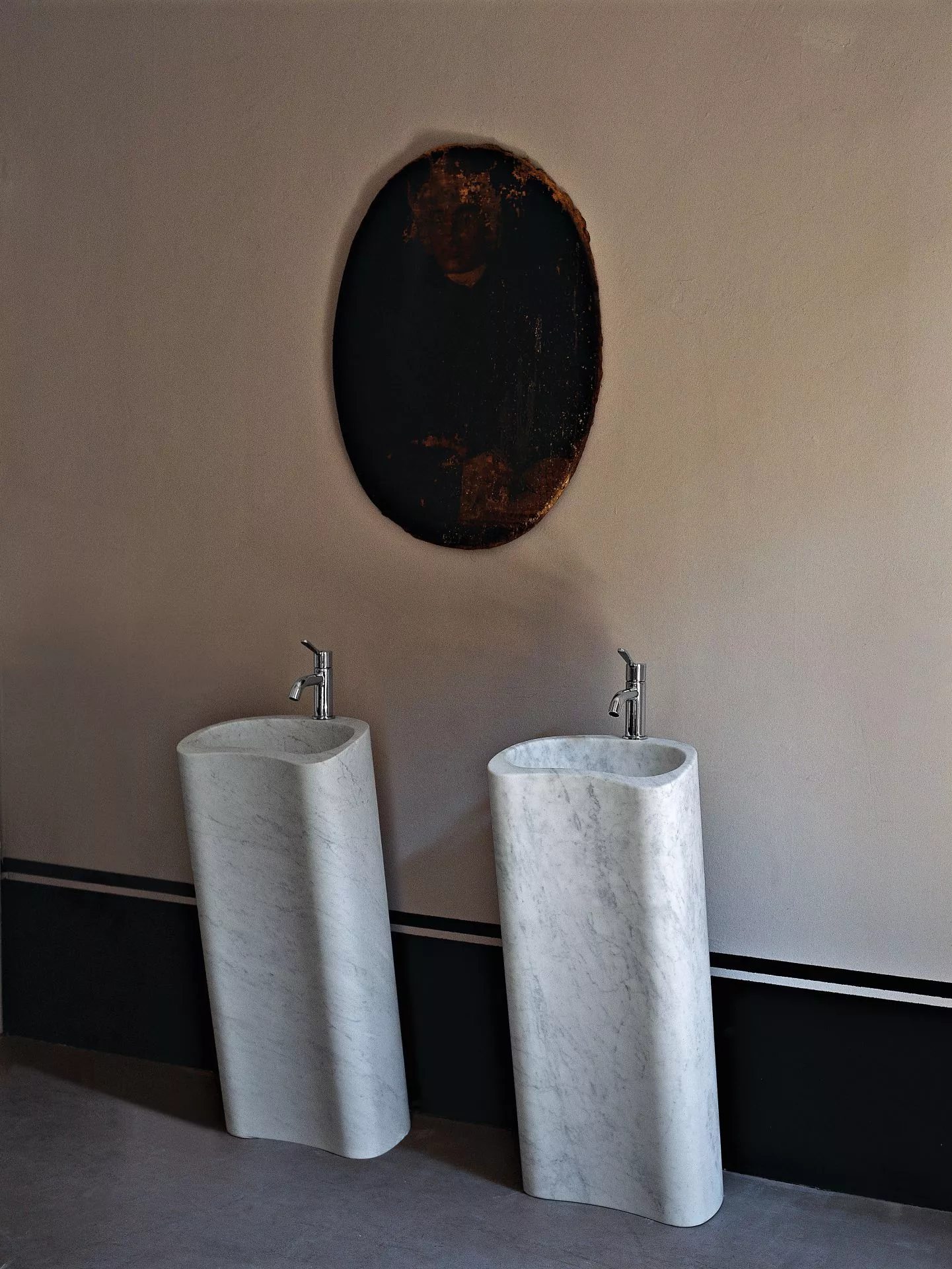 Agape LITO 2 freistehendes Waschbecken aus Naturstein, Breite: 40cm, Tiefe: 47,6cm, Höhe: 91,3cm, inklusive Ablaufgarnitur, mit Hahnloch, bianco carrara - ACER0732RMC