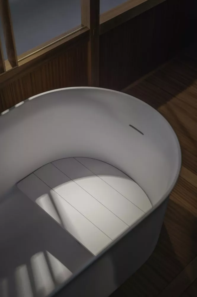 Agape IMMERSION freistehende Badewanne aus Cristalplant®, Breite: 124,7cm, Tiefe: 70,7cm, Höhe: 72,5cm, mit Lattenrost-Einsatz als Sitzbank aus Cristalplant®, inklusive Ablaufgarnitur in Wannenfarbe, weiß matt - AVAS1981ZZ+AVAS1982Z Agape IMMERSION freistehende Badewanne aus Cristalplant®, Breite: 124,7cm, Tiefe: 70,7cm, Höhe: 72,5cm, mit Lattenrost-Einsatz als Sitzbank aus Cristalplant®, inklusive Ablaufgarnitur in Wannenfarbe, weiß matt - AVAS1981ZZ+AVAS1982Z