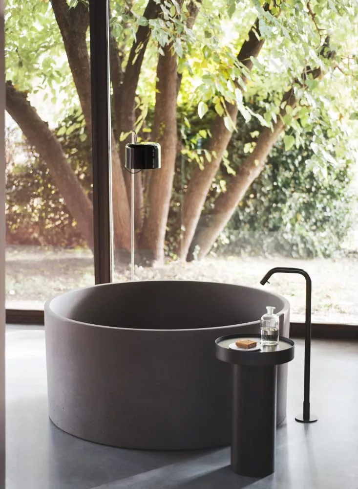 Agape IN-OUT freistehende Badewanne aus Zement, Durchmesser: 130cm, Höhe: 58cm, inklusive Ablaufgarnitur, kaffee - AVAS1041E570 Agape IN-OUT freistehende Badewanne aus Zement, Durchmesser: 130cm, Höhe: 58cm, inklusive Ablaufgarnitur, kaffee - AVAS1041E570