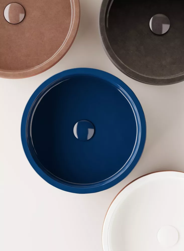 Agape CENOTE flaches Aufsatzbecken aus Ton, Durchmesser: 45cm, inklusive Ablaufgarnitur, dunkler Ton, weitere Farben auf Anfrage möglich - ACER0450TSST